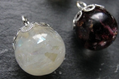 Giessharz-Anhaenger-Kugeln-Opal-und-Rose