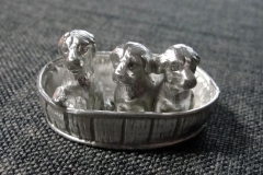 Zinn-Hundewelpen-im-Korb-01